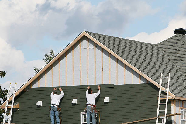 Professional Vinyl Siding technician working in Suffolk, VA